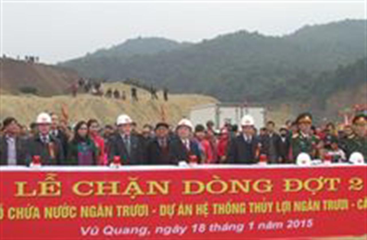 Chặn dòng đợt 2 thủy lợi Ngàn Trươi - Cẩm Trang.