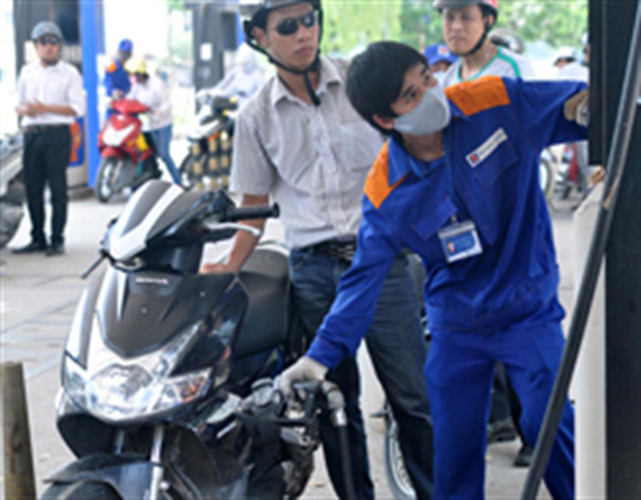 Giá xăng tăng 1.100 đồng mỗi lít