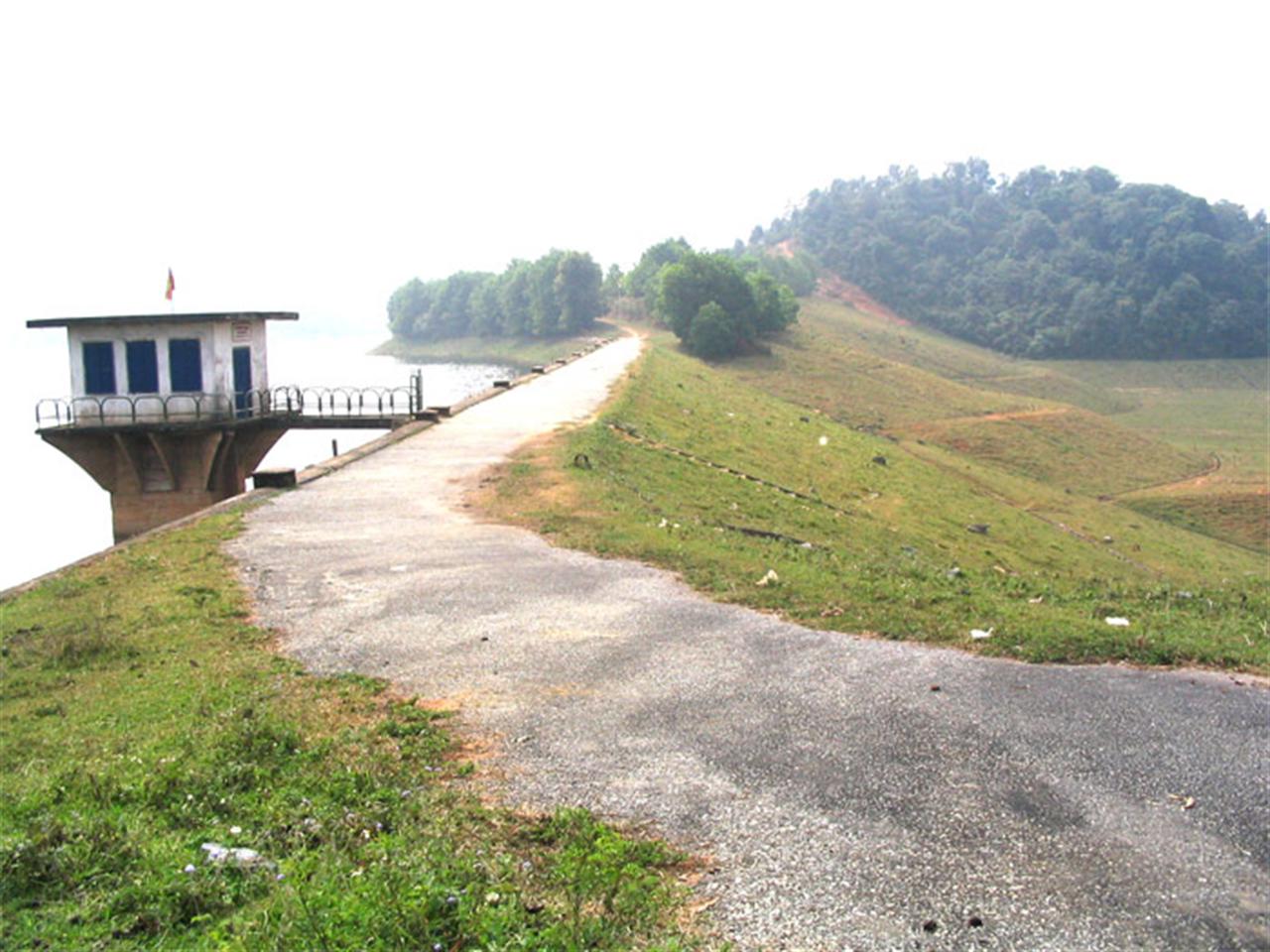 Đề nghị tạm ứng từ ngân sách trung ương 525 tỷ đồng để hỗ trợ 31 tỉnh đầu tư, sửa chữa các hồ chứa nước cấp bách ngay trong năm 2013.