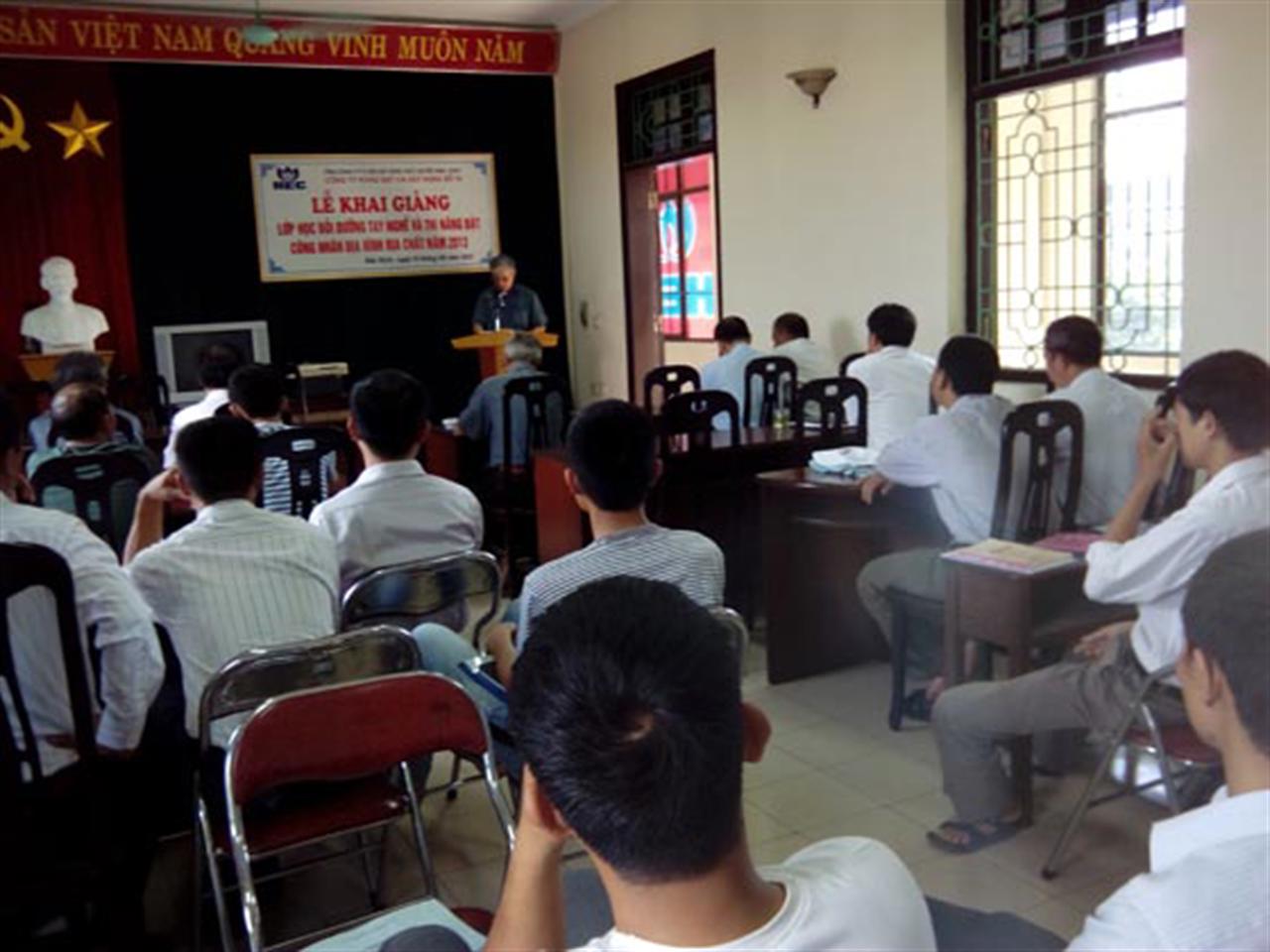 HEC tổ chức "Lớp học bồi dưỡng nâng cao tay nghề và thi nâng bậc công nhân địa hình, địa chất năm 2013"