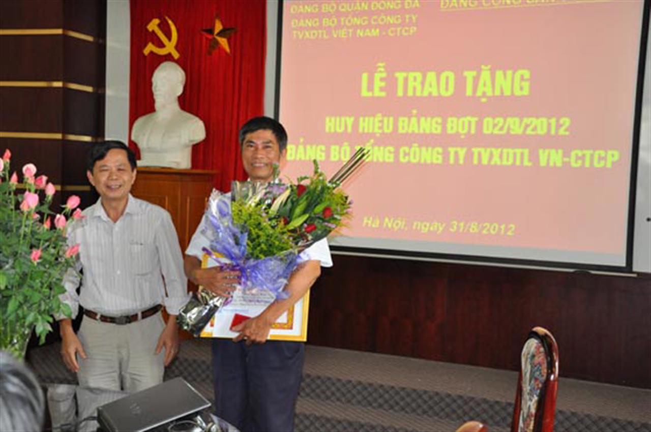 Đảng bộ Tổng công ty tổ chức Lễ trao Huy hiệu 30 năm tuổi Đảng cho đ/c Mai Ngọc Kim