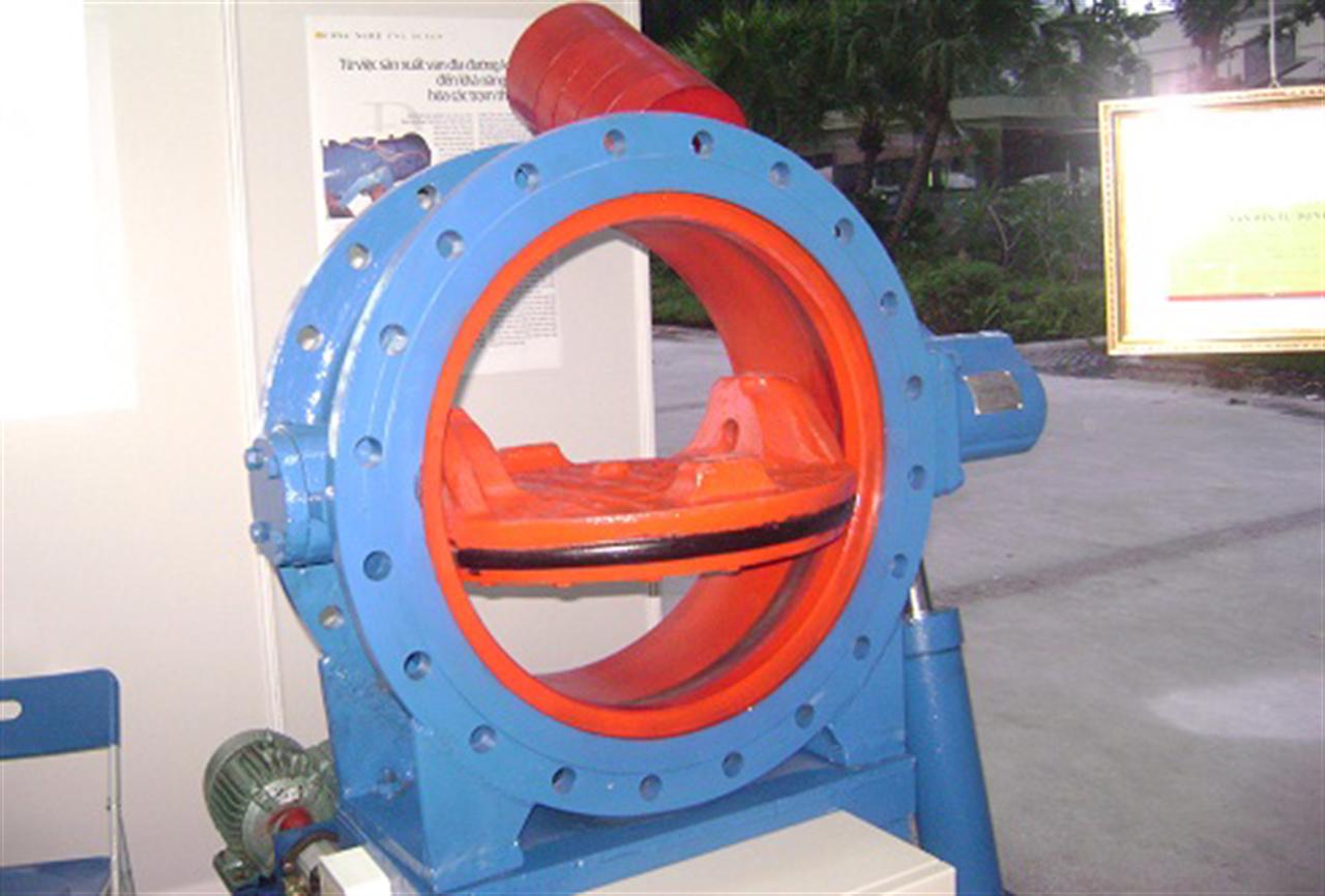 Van đĩa tự động đóng mở kiểu thủy lực kết hợp đối trọng có đường kính đến 1500mm, áp suất làm việc đến 12 at dùng để đóng mở các đường ống nước trong các trạm thủy điện và các công trình thủy lợi thay thế cho nhập ngoại.