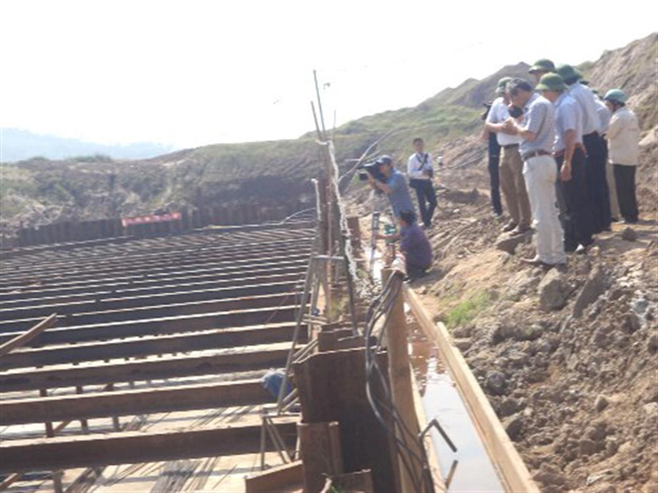 Phó Chủ tịch UBND TP Trần Xuân Việt: Kiểm tra tiến độ thi công đê điều, thuỷ lợi tại huyện Phúc Thọ và Ba Vì