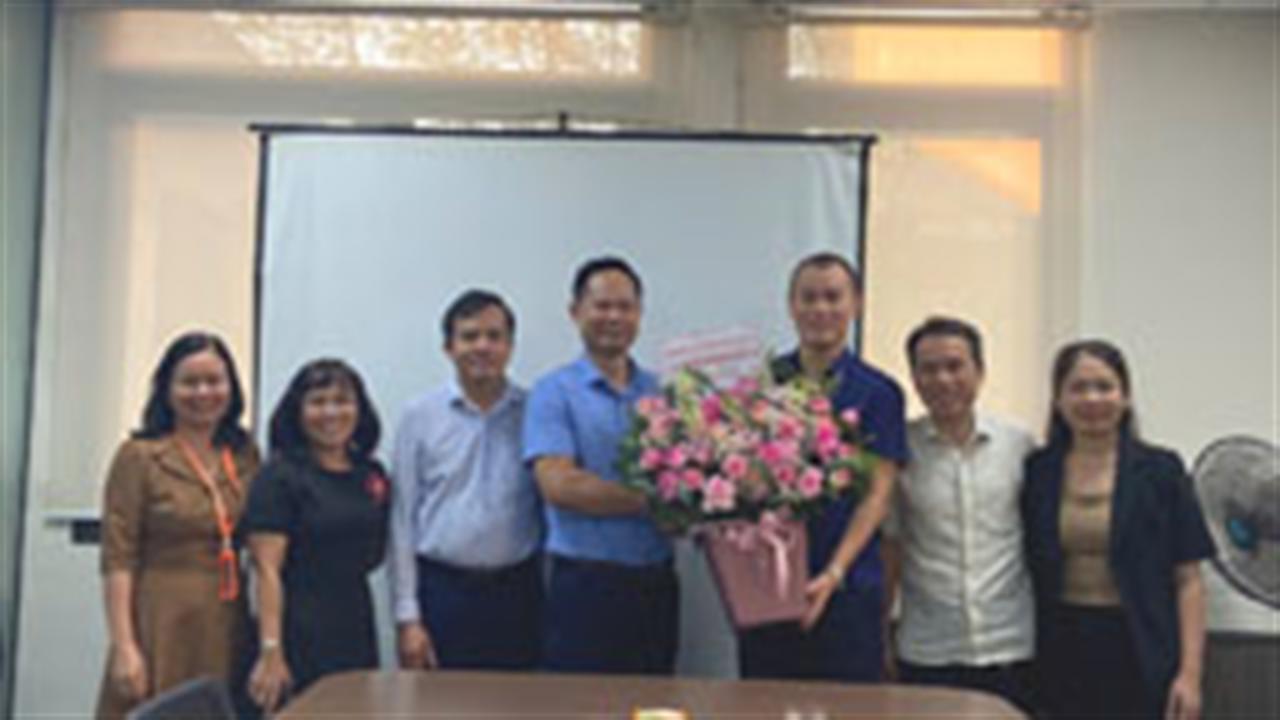 Công đoàn ngành NN&PTNT chúc mừng Tổng công ty nhân ngày Doanh nhân Việt Nam 13.10.2024