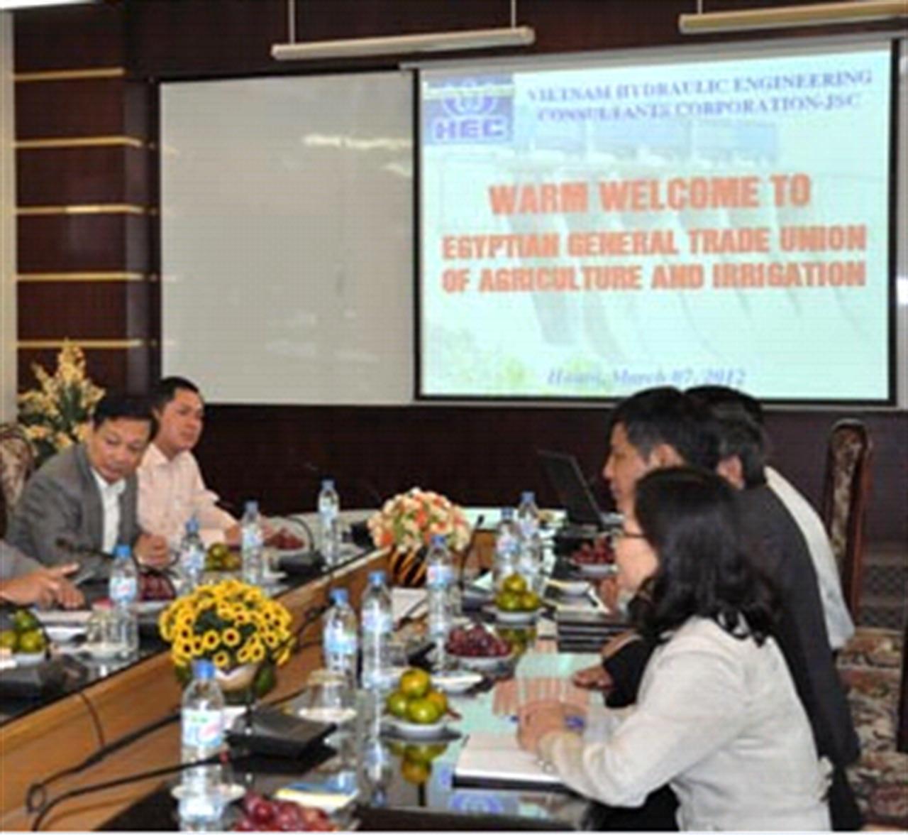 Đoàn Đại biểu Công đoàn Nông nghiệp, Thuỷ lợi và Cải tạo đất Ai Cập đến thăm và làm việc với HEC