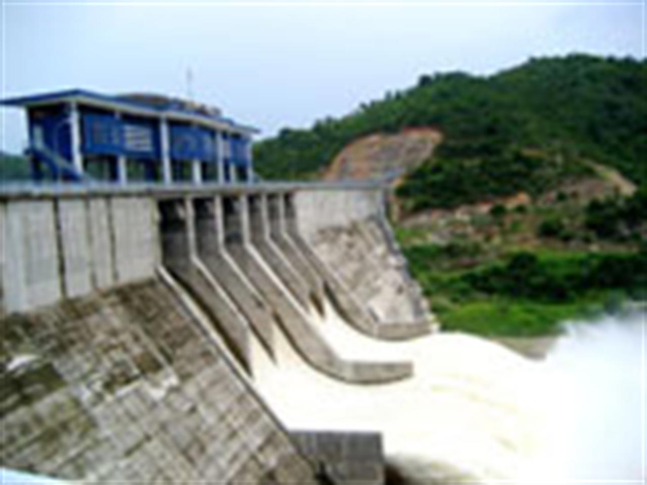 Nghiên cứu giải pháp và phân tích ứng suất của đập bê tông trọng lực trên móng cọc.