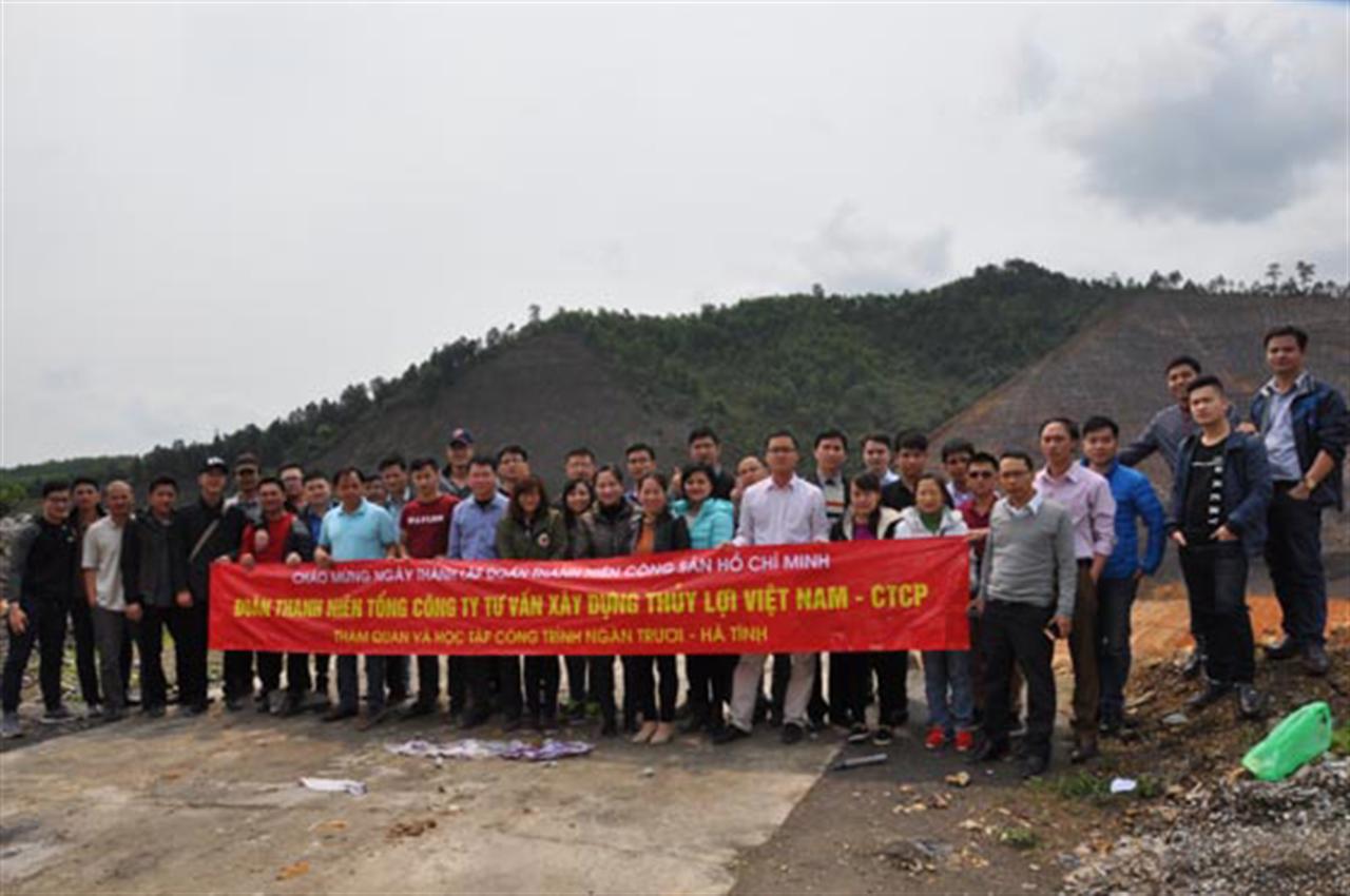 Một số hình ảnh của đoàn viên TNCS HCM trong chuyến dã ngoại về quê Bác & thăm quan học tập công trình Ngàn Trươi - Cẩm Trang