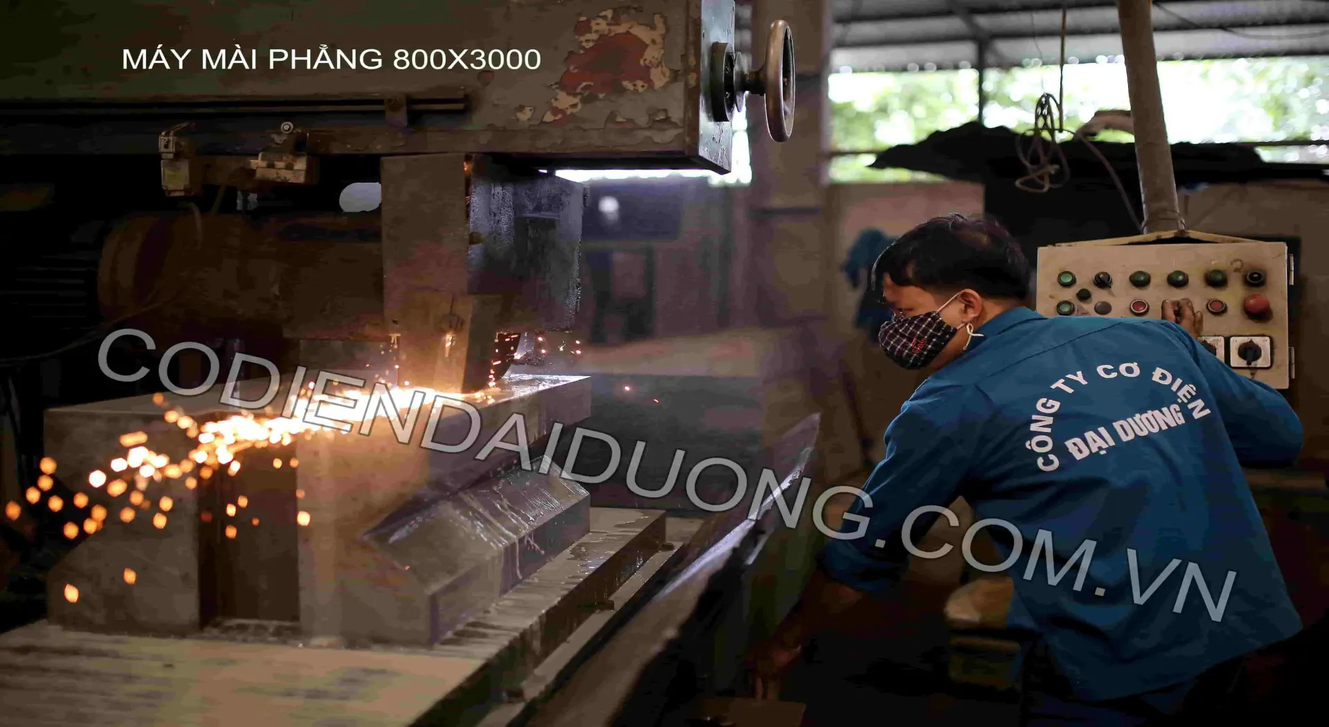 Gia công cơ khí: Mài lưỡi dao trên máy mài phẳng